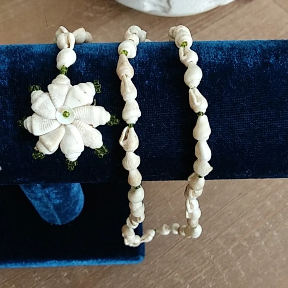 Seashell Stament Necklace With Floral Shells Pendant